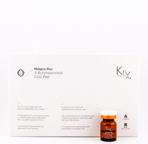 Das Bild zeigt die Produktpräsentation des Melapro Plus 4-Butylresorcinol Cold Peel von KrX Aesthetics. Links befindet sich eine beschreibende Übersicht des Produkts auf weißem Hintergrund, rechts unten steht eine kleine braune Glasampulle mit weißem Schraubverschluss und rotem Etikett. Auf dem Etikett der Ampulle steht: „KrX Aesthetics – Melapro Plus 4-Butylresorcinol Cold Peel“. Darunter ist die Menge „3 ml × 10 vials“ angegeben, was auf ein Set von zehn Ampullen mit je 3 ml Inhalt hinweist. Ein Tropfensymbol daneben zeigt, dass es sich um ein ölbasiertes Produkt handelt. Die textliche Beschreibung auf der linken Seite erklärt: • Es handelt sich um das erste ölbasierte Peeling von KrX, speziell für Pigmentstörungen und Melasma. • 4-Butylresorcinol ist ein stark aufhellender Tyrosinasehemmer. • Es wirkt ohne Brennen, da es nicht auf den pH-Wert angewiesen ist. • Es ist gut verträglich – sogar für empfindliche Haut – und wirkt schmerzfrei auf zellulärer Ebene.