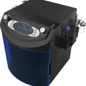 Das Bild zeigt ein kompaktes, modernes kosmetisches Behandlungsgerät namens OMEGA Hydro Cool. Das Gerät hat eine rechteckige Form mit abgerundeten Kanten. Der Hauptkörper ist schwarz, während die Frontpartie mit einer glänzenden, halbtransparenten blauen Abdeckung versehen ist. Oben auf dem Gerät befindet sich ein Bedienfeld mit einem digitalen Display in der Mitte, das blau beleuchtet ist. Links und rechts davon sind silberne Drehknöpfe und Bedientasten angebracht. Seitlich sind mehrere Handstücke befestigt, darunter eine Düse und weitere Applikatoren für kosmetische Anwendungen. Das Gerät wirkt robust, hochwertig verarbeitet und speziell für die professionelle Hautpflege entwickelt.