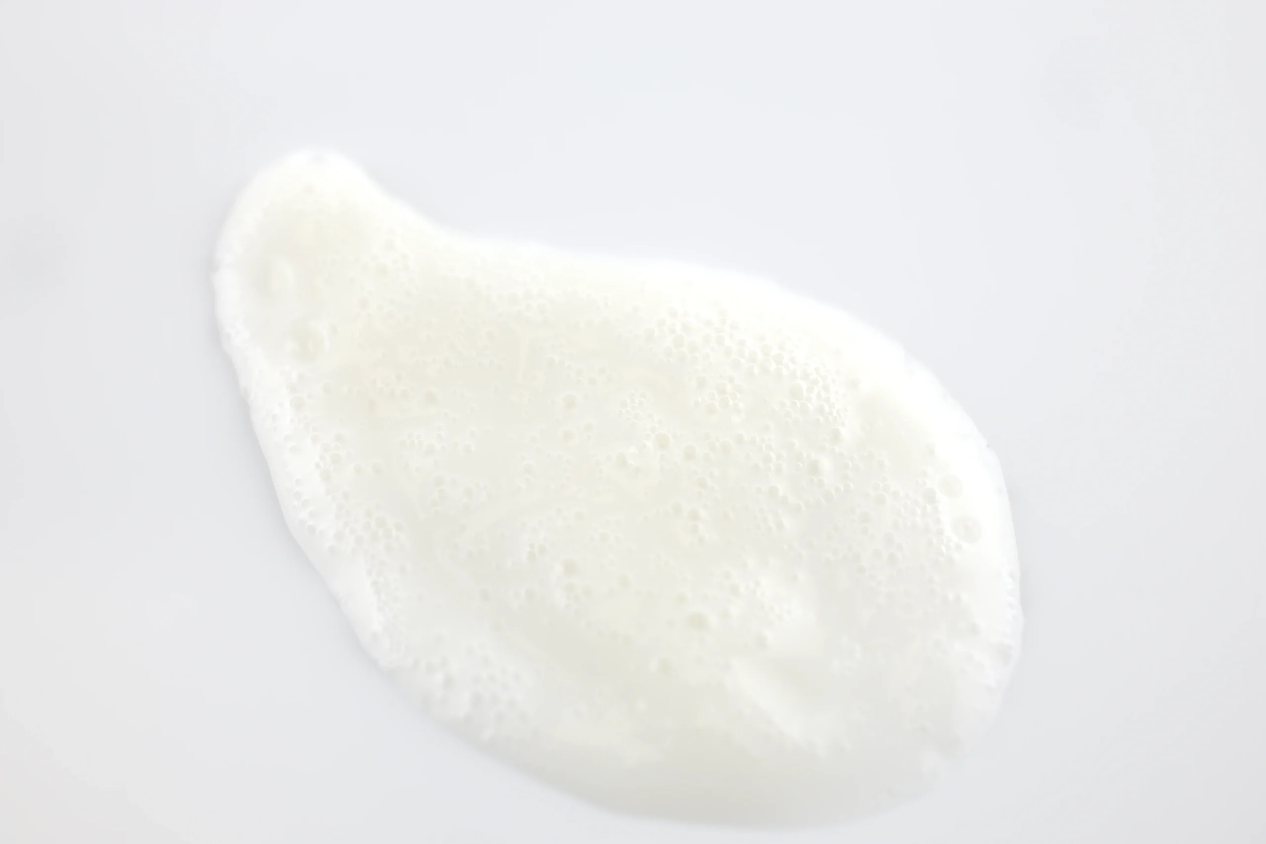 Schaumige Sauerstoff-Textur der KRX O2 Booster Ampoule bei Aktivierung auf der Haut