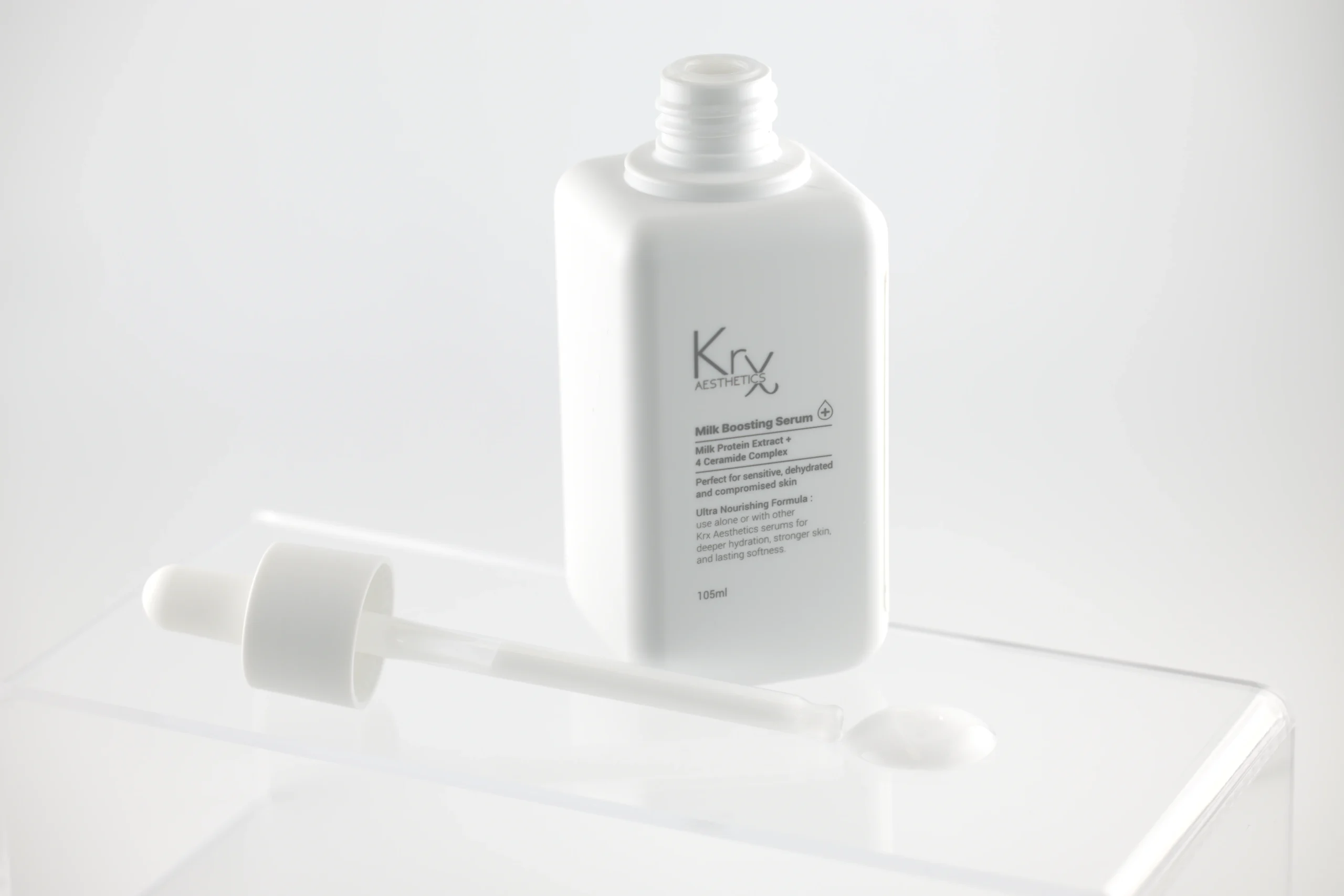 Serumflasche mit Pipette des KRX Milk Boosting Serums für intensive Hautpflege