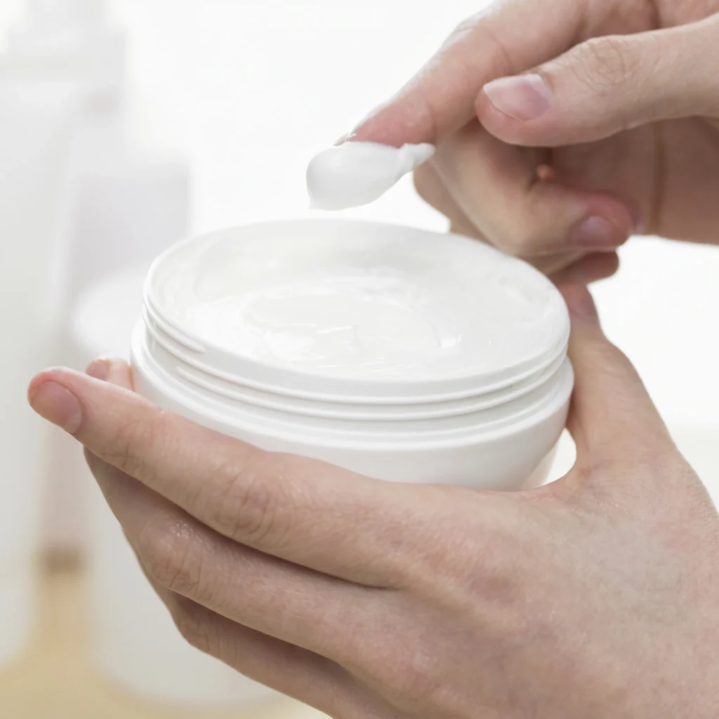Nahaufnahme einer weißen Matrigen R.F. Cream mit cremiger Textur auf einem Spatel.