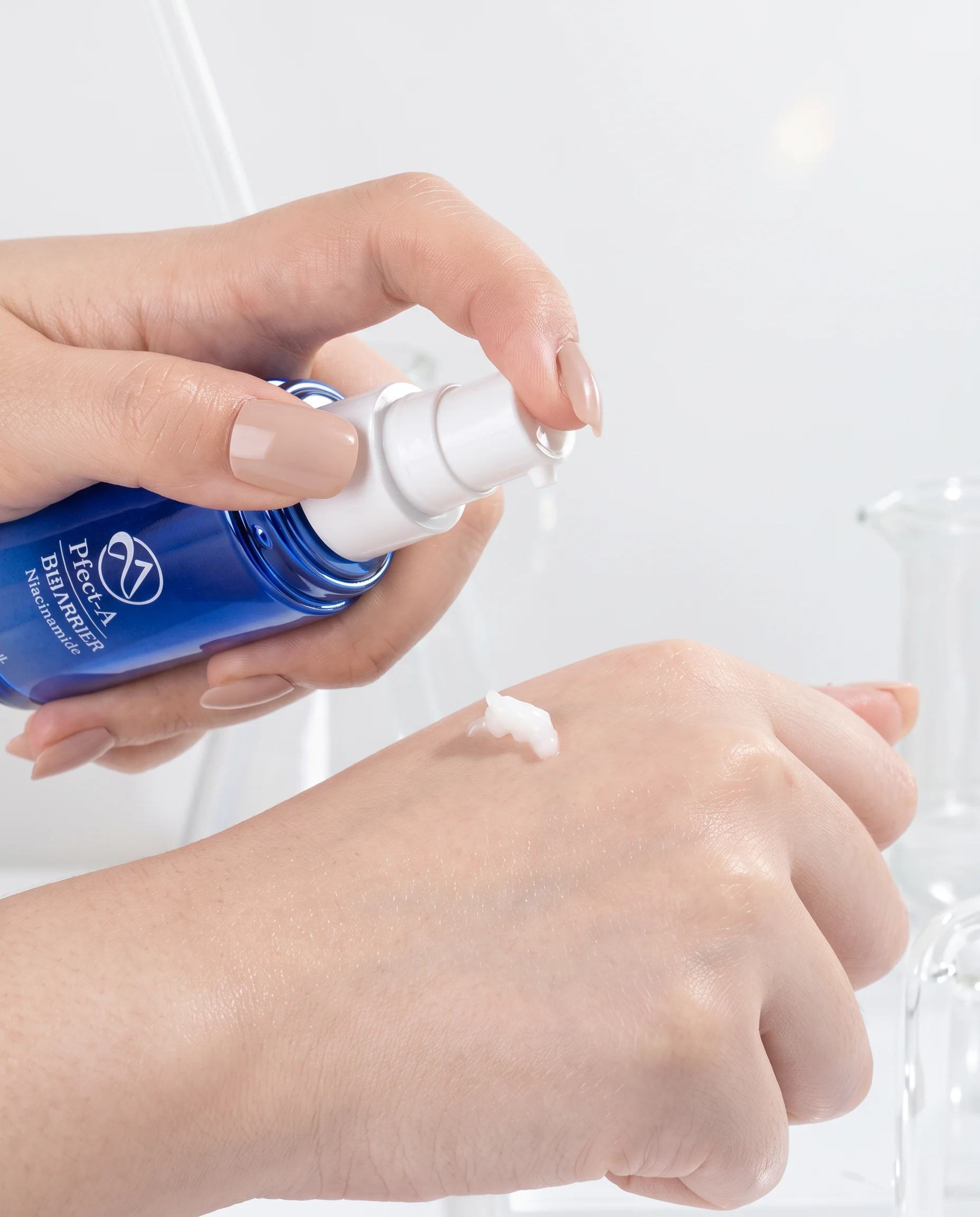 Pfect-A Pro Barrier Niacinamide Ampoule wird auf den Handrücken dosiert.